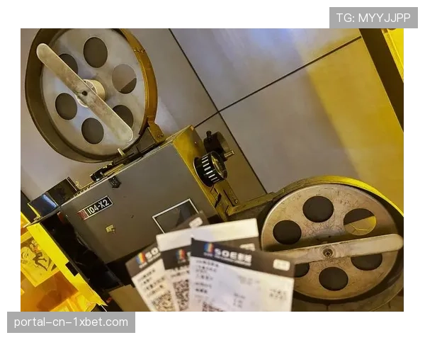 八角笼意外：主赛选手入场时，现场灯光系统短暂故障